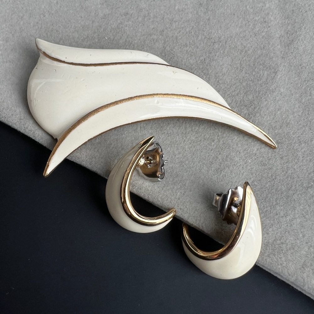 Elegant Vendome Cream and Gold Jewelry Set
